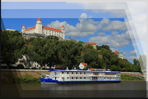 Cityfoto 43 - Slovakei, Bratislava, Burg mit Donau und Schiff
